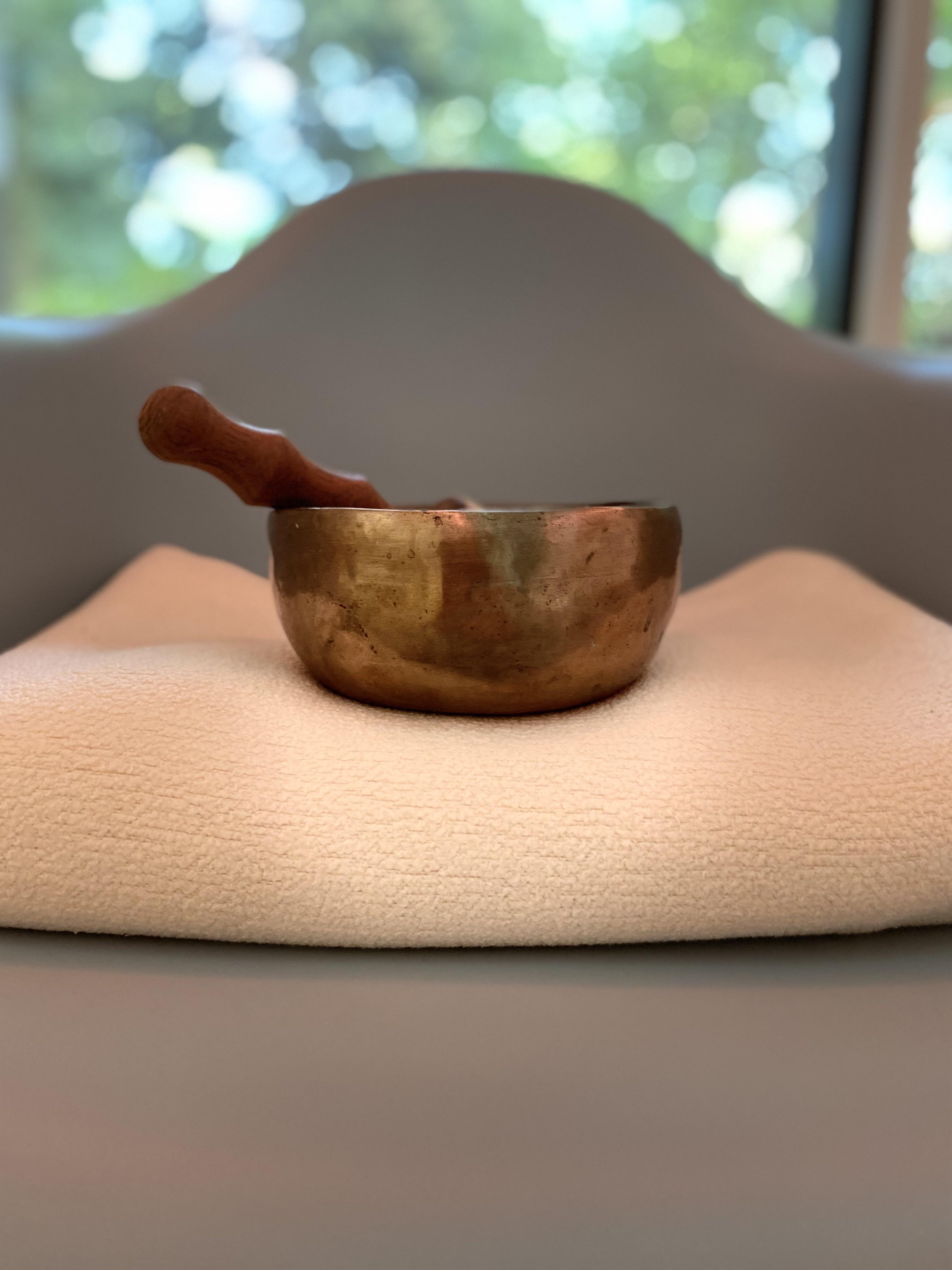 Bol tibétain sur table de massage