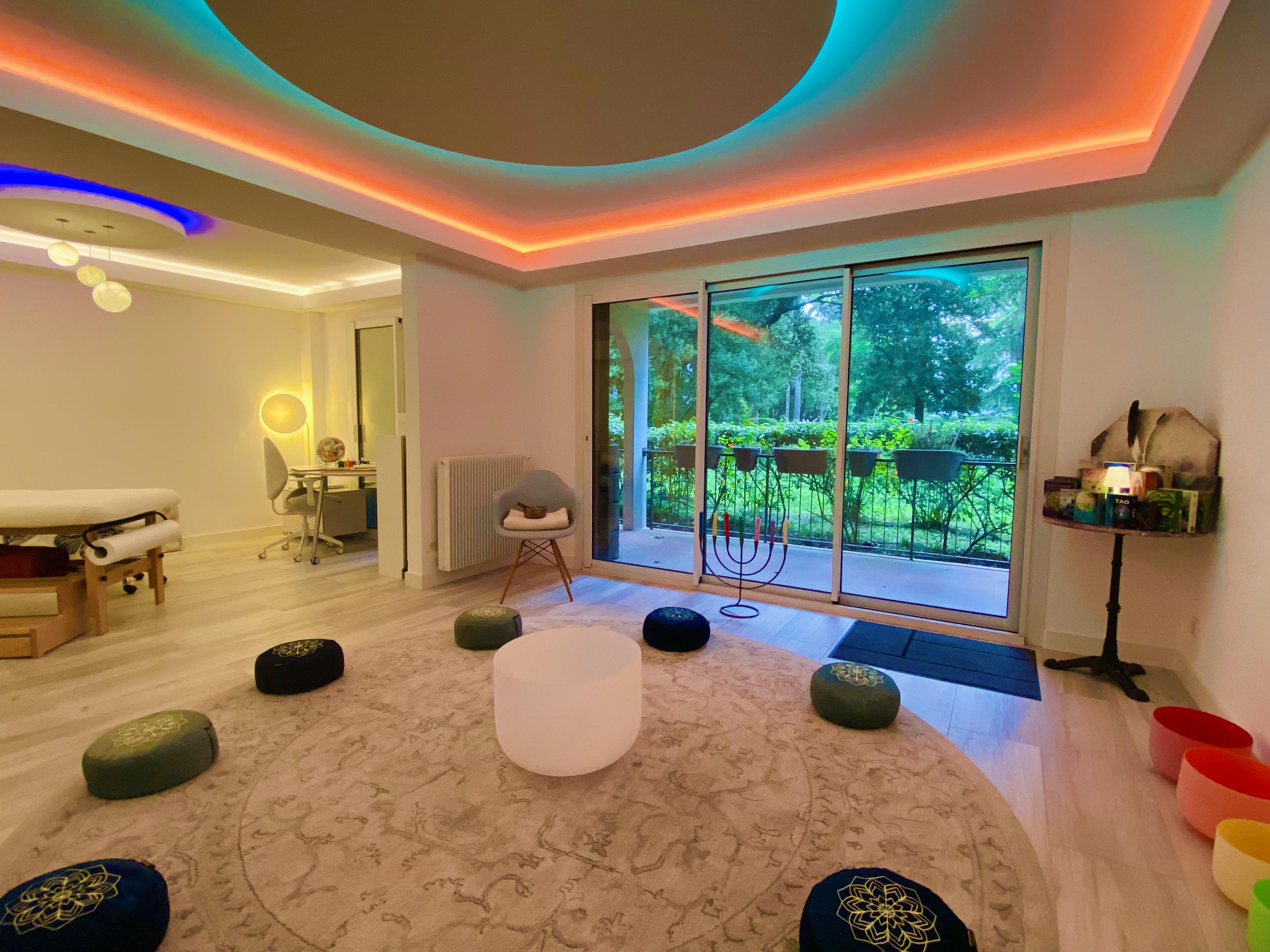 Espace méditation avec coussins et vue jardin